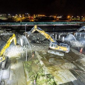 Démolition d'un pont en 48h avec la pince  Crusher CR140R